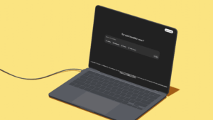 Ordinateur avec ChatGPT ouvert. Fond jaune.