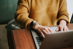 Personne faisant des recherches sur un ordinateur pour acheter en ligne.