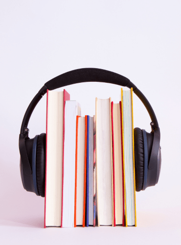 Casque audio regroupant des livres.