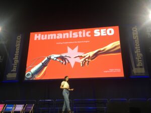 Megan Roberts à brightonSEO en Angleterre. Conférence sur le côté humain du SEO.