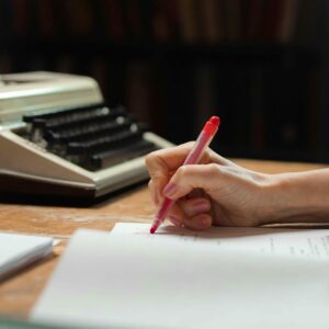Correctrice professionnelle avec un stylo rouge.