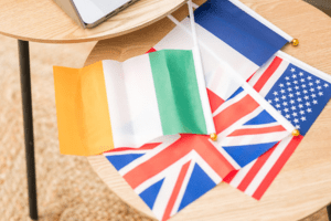 Drapeau irlandais, drapeau américain, drapeau français, drapeau du Royaume-Uni.